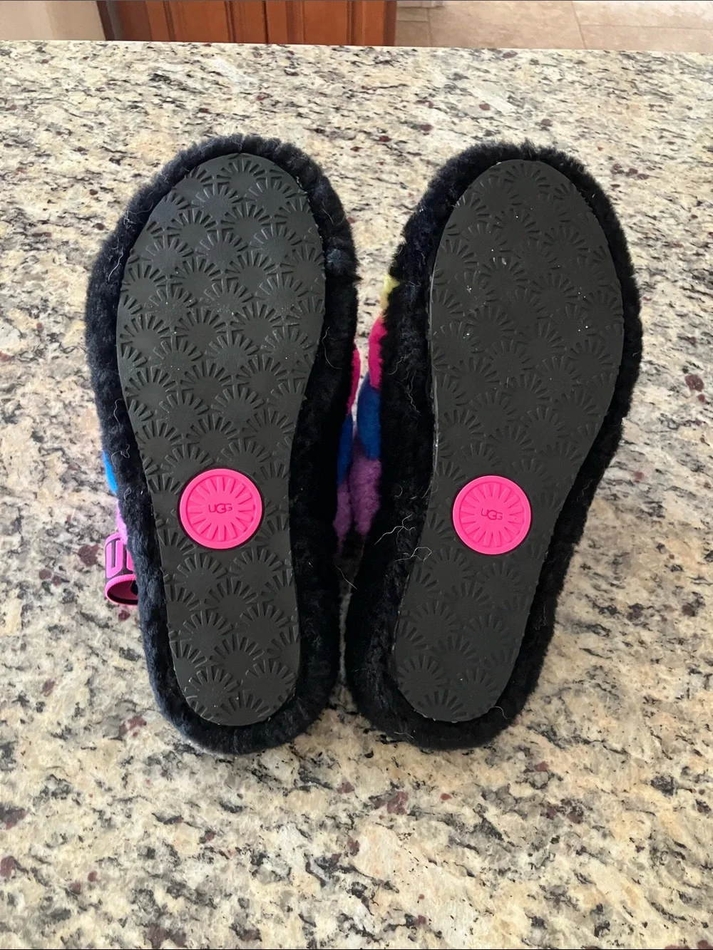 UGG Kids Multistripe Fluff Slide - Black with Rainbow Stripes